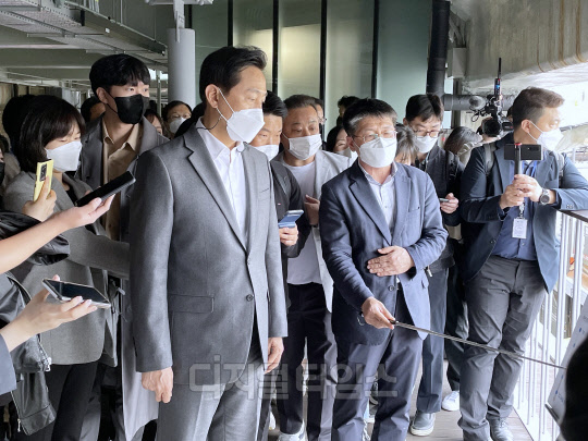 오세훈 서울시장이 21일 서울 중구 세운재정비촉진지구 세운5구역 현장을 둘러보고 있다.